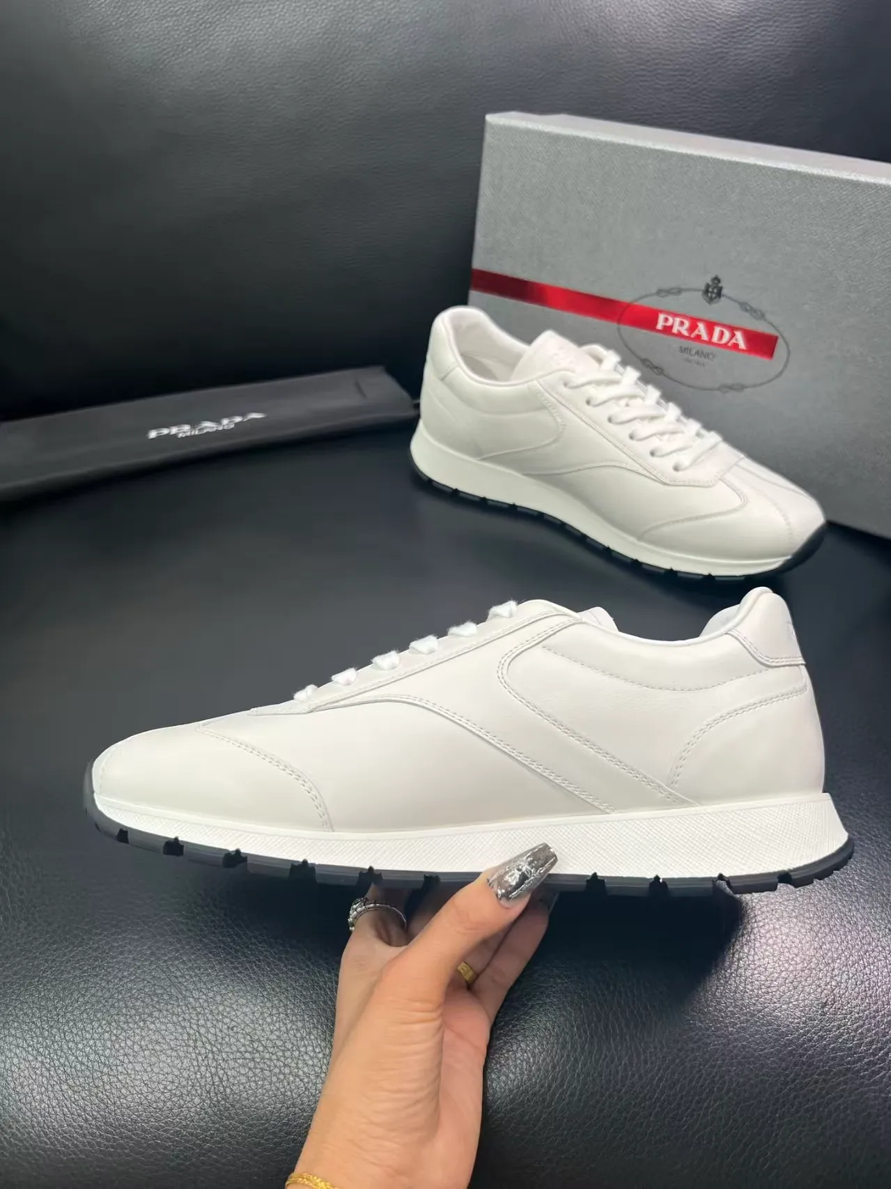 P440 Yuan 38-45 Prada Prada’s new men’s leather sneakers, the highest version on the market, any comparison is welcome🆚! The original leather has excellent texture and is super high-end! Fetal sheep net lining imported from Italy, removable pad! Luxurious materials and fine workmanship, highly recommended!